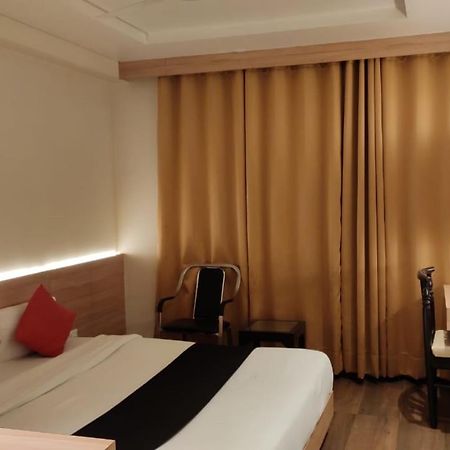 Hotel Poseidon Inn Lucknow Exteriör bild