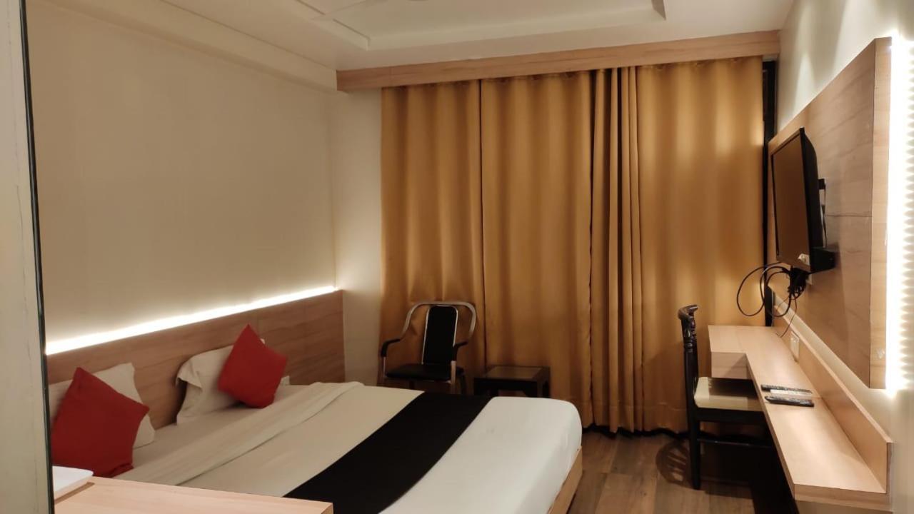 Hotel Poseidon Inn Lucknow Exteriör bild